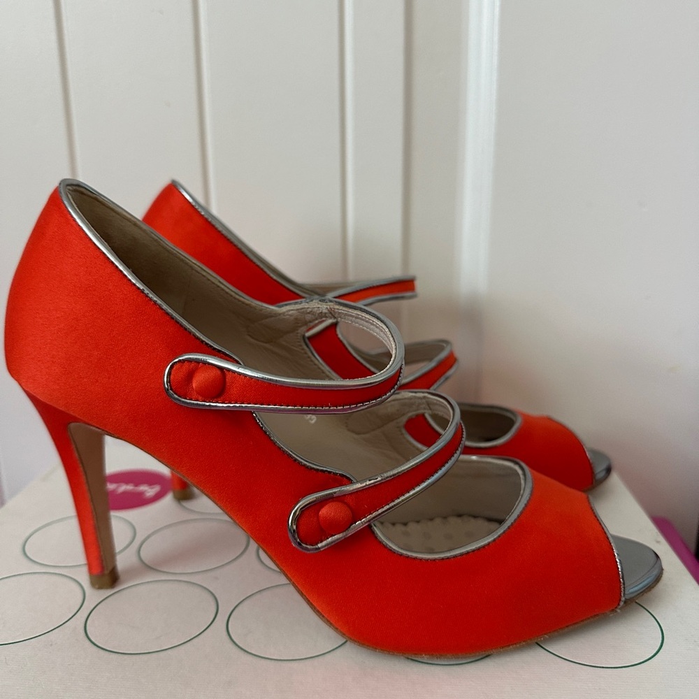 Boden orange-red satin w silver patent leather trim pumps - Picture 2 of 5